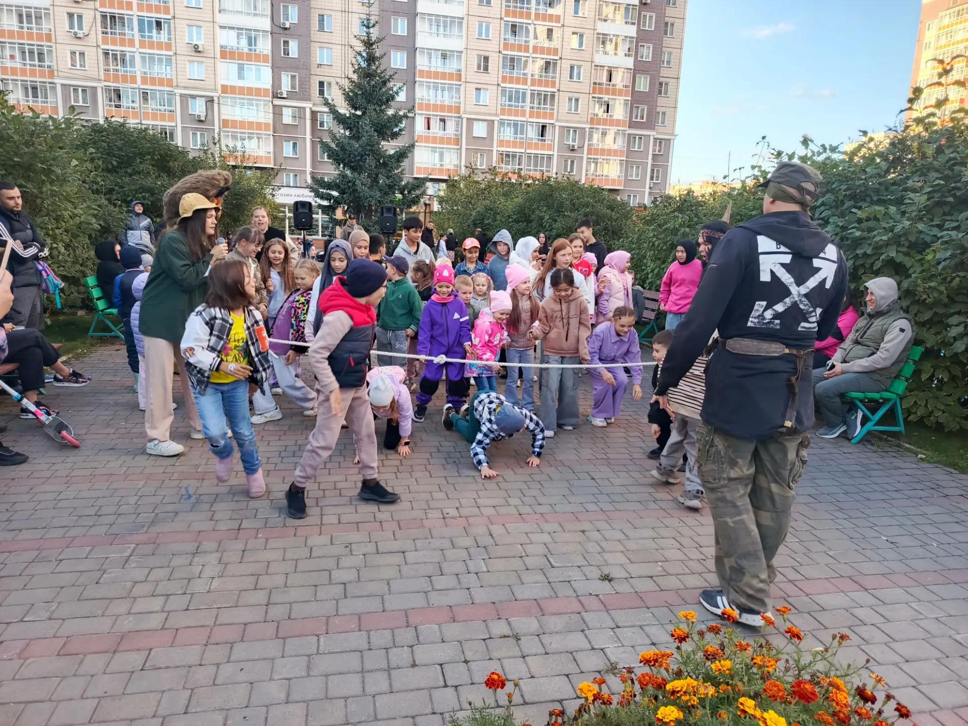 С  Днём знаний! С 1 сентября! Праздник на аллее Мартынова, 18, 20, 22 изображение 1