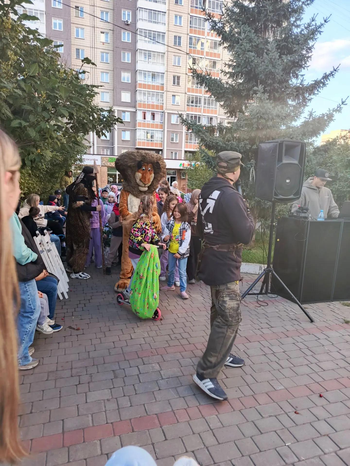 С  Днём знаний! С 1 сентября! Праздник на аллее Мартынова, 18, 20, 22 изображение 1